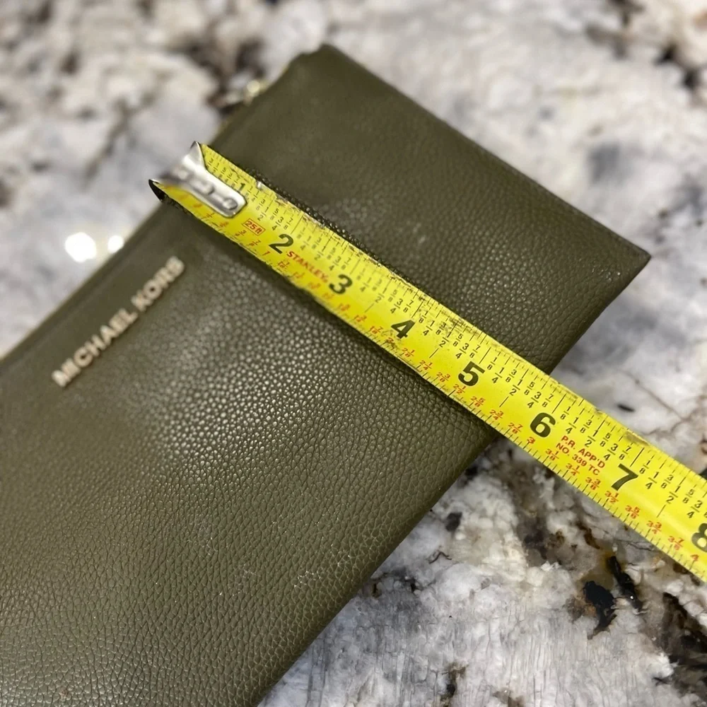 Michael Kors Wristlet woman’s